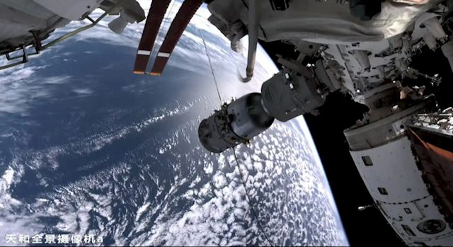 神舟二十号航天员乘组今日返回地球：曾遭空间微小碎片撞击